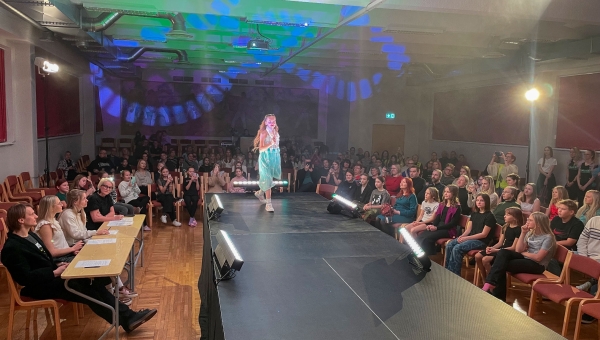 Kooli juubeliaasta tõi lavalaudadele värviküllase moe-show